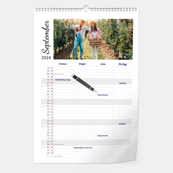 Ein Familienkalender im A3-Hochformat mit Foto einer Familie beim Äpfel pflücken bietet Spalten für Termine.