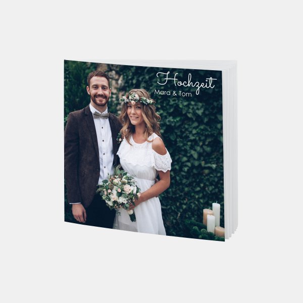 Das RUCK ZUCK Fotobuch® zeigt ein Hochzeitspaar im Freien mit Blumenstrauß, perfekt für romantische Hochzeitsmomente.