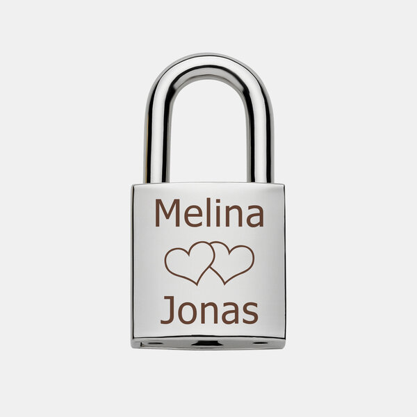Das silberne Liebesschloss zeigt die Gravur der Namen Melina und Jonas mit zwei eingravierten Herzen als Symbol der Liebe.
