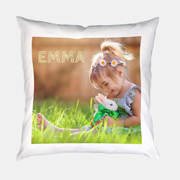 Kissen mit Füllung zeigt den Fotodruck eines Mädchens mit Blumenkranz und Hase auf dem Schoß auf einer Wiese